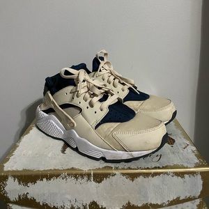 Nike Women’s Huarache Shoe